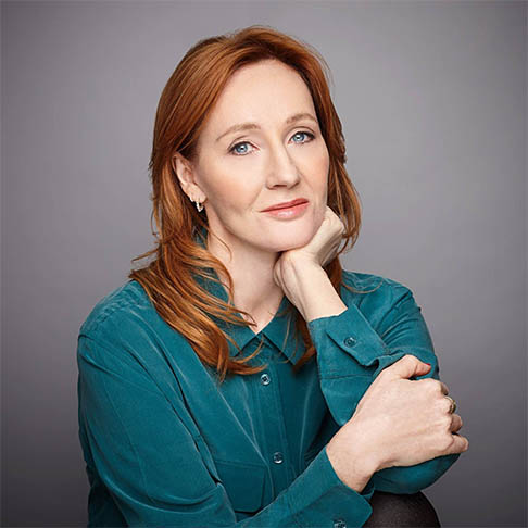 Muitas pessoas podem não saber, mas a escritora e roteirista J. K. Rowling é responsável por outras obras incríveis além da saga Harry Potter; conheça 3 delas!