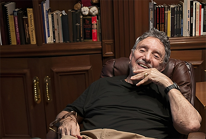 Blatty nasceu em Nova York (1928 - 2017) e além de ser um escritor renomado fez trabalhos como diretor, produtor e roteirista de cinema. Para escrever o livro, o autor baseou-se em relatos de um suposto caso real exorcismo, envolvendo um garoto de 14 anos.