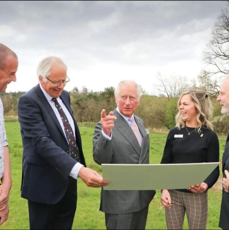 Além de trabalhar e namorar muito, o rei Charles III também sempre se dedicou a várias atividades sociais. Uma delas é sua preocupação em projetos de renovação e planejamento urbano das cidades.