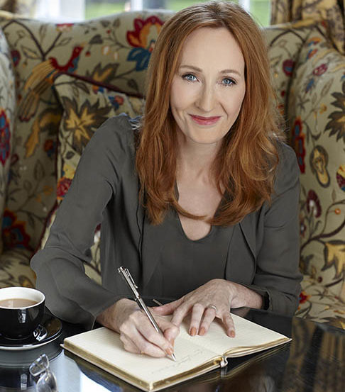 Ainda na infância, Joanne era a autora das histórias que lia para sua irmã mais nova, Diane. Seu primeiro livro de ficção foi produzido quando tinha seis anos, A História de Um Coelho Chamado Coelho.