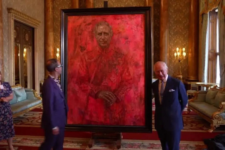 Em 14 de maio de 2024, o primeiro retrato oficial do rei Charles III foi apresentado ao público pelo Palácio de Buckingham e causou polêmica, dividindo opiniões. 