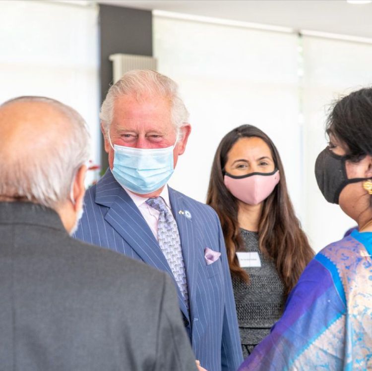 Charles também é patrono de mais de 350 instituições de caridade. Durante o auge da pandemia de COVID-19, em 2021, Charles apoiou um projeto de compra de respiradores para a Índia, chamado “Oxygen for India”.
