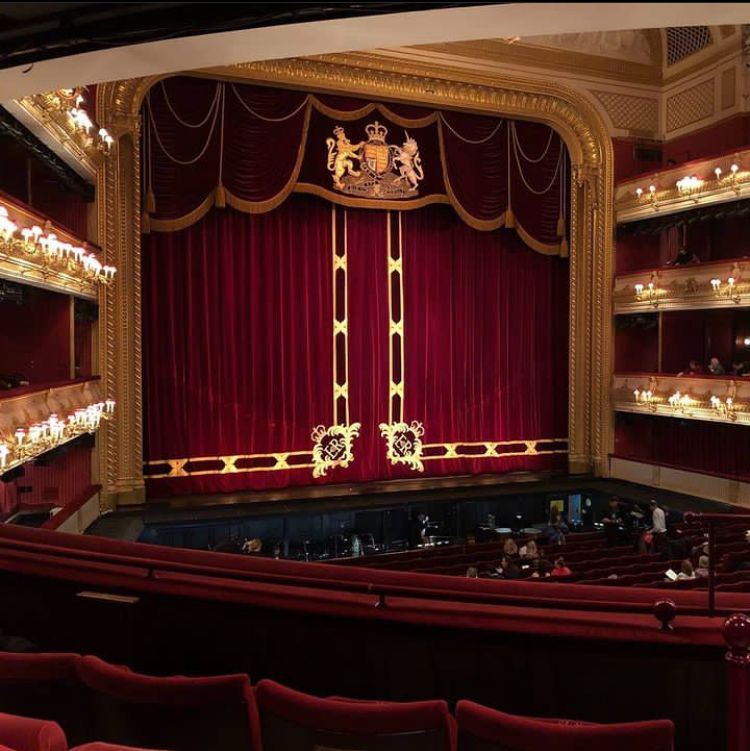 O rei também é patrono ou presidente de mais de 20 organizações artísticas, incluindo o Royal College of Music, a Royal Opera House (foto) e a Philharmonia Orchestra and Chorus. 