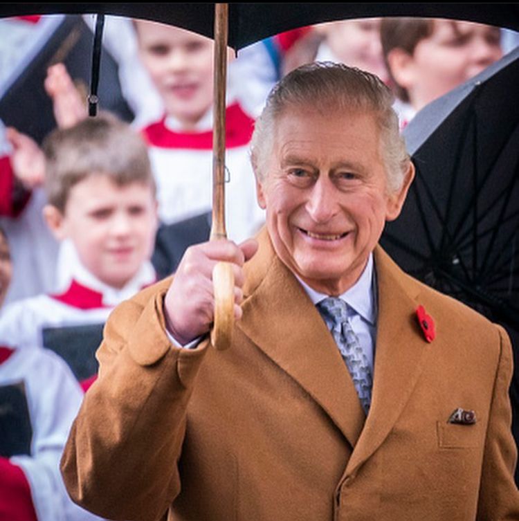 Além disso, Charles criou a “Fundação Príncipe para Crianças e As Artes”, em 2002, para ajudar as crianças a entrarem no mundo da música.