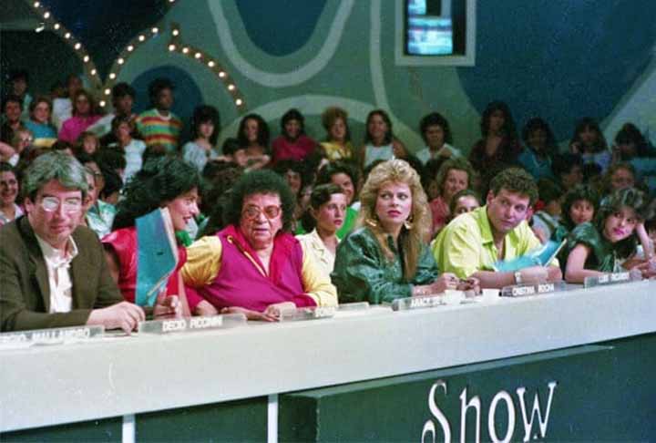 O programa de calouros começou a ser exibido antes mesmo de o patrão ganhar a concessão, que deu origem ao SBT. A atração foi ao ar de 1977 a 1996 e trouxe jurados carismáticos, engraçados, que marcaram uma geração. 