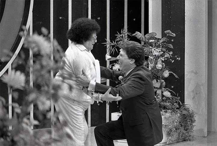 A cantora Aracy de Almeida, sempre de mau humor e no controle da campainha que dispensava implacavelmente os maus cantores, tornou-se a sucessora de Zé Fernandes como a figura má do júri. 