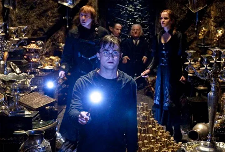 O sucesso foi tão grande que a Warner Bros comprou os direitos e transformou seus sete livros em uma série de oito filmes, com o último sendo dividido em duas partes.