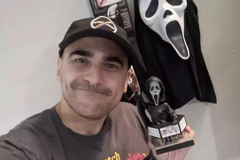 Identificado como Aret Mazmanyan, o homem de 36 anos foi localizado pela polícia e preso. Ele tinha postado emojis de faca numa publicação em que dizia que acompanhava os passos da equipe nas filmagens. 