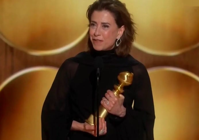 A vitória inédita da atriz Fernanda Torres no Globo de Ouro 2025 rendeu diversos memes e comentários nas redes sociais, mas um momento específico caiu nas graças dos brasileiros.