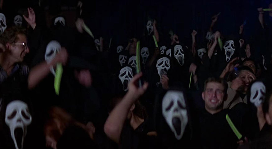 No enredo, dois anos se passaram desde o massacre em Woodsboro, e Sidney e Randy tentam refazer suas vidas em outra cidade. Mas começa uma nova onda de assassinatos.