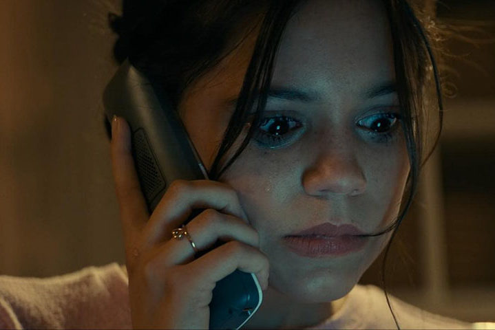 Na história, já se passaram 25 anos do começo da série de assassinatos em Woodsboro, e uma onda de crimes volta a causar terror.  