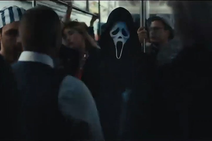 Em Pânico VI, Sam, Tara, Chad e Mindy os quatro sobreviventes do massacre realizado pelo vilão Ghostface, decidem deixar Woodsboro para trás em busca de um novo começo em Nova York. Mas não demora muito para eles se tornarem alvo de um novo serial killer.