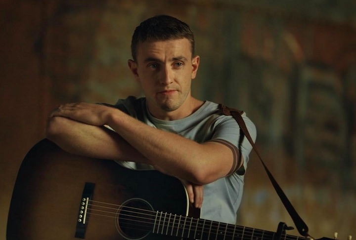 Além de sua carreira no cinema e na televisão, Mescal também tem um talento musical. Ele mostrou suas habilidades como cantor no filme Carmen (2022), revelando outra faceta artística que encantou os fãs.