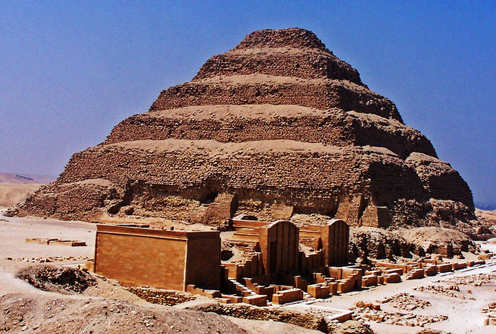 Pirâmide de Djoser, Egito: É uma das estruturas mais antigas do mundo, construída por volta de 2670 a.C.. Localizada na cidade de Saqqara, essa pirâmide foi encomendada para o faraó Djoser como seu túmulo.
