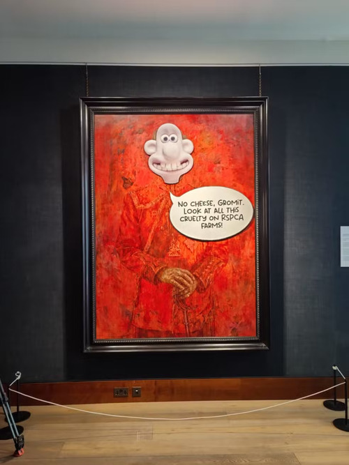 E o quadro atraiu manifestantes. Ativistas veganos do grupo Animal Rising usaram um rolo para colar dois cartazes sobre o retrato oficial do Rei Charles III,  exposto na galeria Philip Mold, no centro de Londres.  Uma mensagem dizia: Sem queijo, Gromit. Veja toda essa crueldade nas fazendas da RSPCA. O grupo postou um vídeo mostrando o vandalismo. 