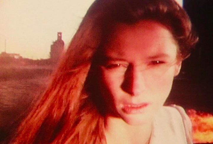 Sua carreira começou no teatro, mas foi no cinema independente que Swinton encontrou seu espaço. Ela ganhou notoriedade ao colaborar com o cineasta Derek Jarman, estrelando filmes como Caravaggio (1986) e Crepúsculo do Caos (1987).