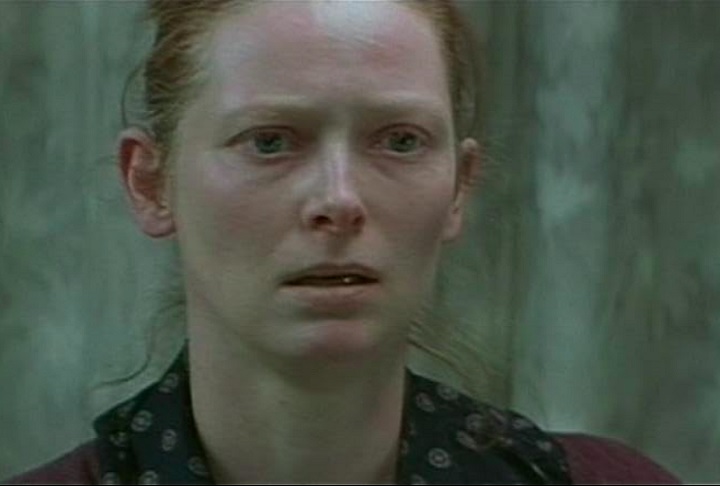 Ao longo dos anos, Tilda construiu uma carreira que equilibra produções independentes e blockbusters. Em 1999, atuou no elogiado drama Zona de Conflito, dirigido por Tim Roth.