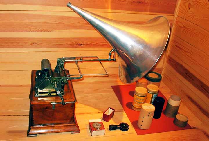 Em 1877, ele inventou o fonógrafo, que evoluiu os toca-discos. O aparelho consistia em um cilindro coberto com papel de alumínio. Conectados à ponta, ficavam um diafragma (um disco fino em um receptor onde as vibrações eram convertidas de sinais eletrônicos para sinais acústicos. 