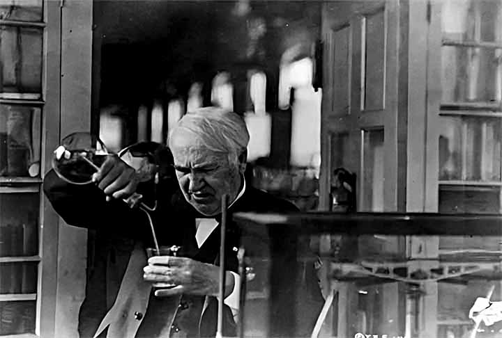 Entre as suas contribuições mais universais para o desenvolvimento tecnológico e científico encontra-se a lâmpada elétrica incandescente, o ditafone e o microfone de grânulos de carvão para o telefone. 