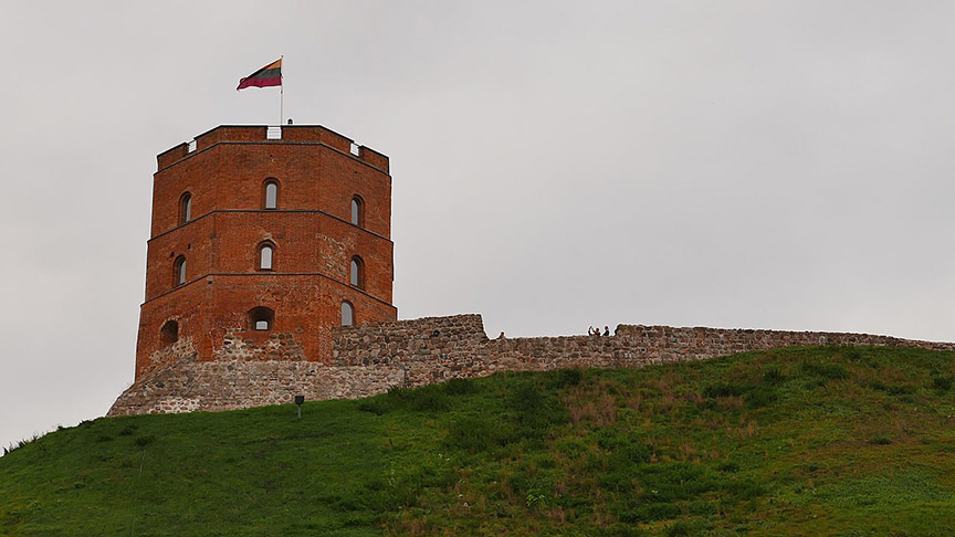 Lituânia - É um país com belas construções góticas, barrocas e renascentistas. A Torre de Gediminas (foto), no alto de uma colina, fornece visão panorâmica da capital Vilnius. 