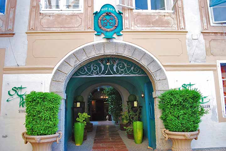 6º lugar: Stiftskeller St. Peter - Restaurante austríaco que é considerado o mais antigo da Europa central. Fundado em 803, tem 1.221 anos de atividade. 

