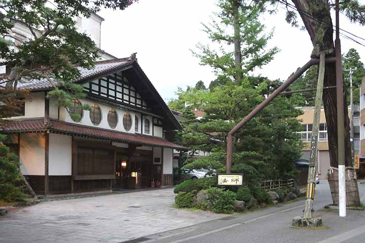 4º lugar: Hoshi Ryokan - Pousada tradicional japonesa aberta em 718 (há 1.307 anos), fica na província de Ishikawa. 

