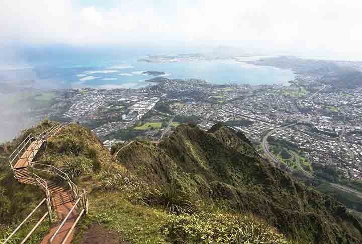 Haiku Stairs, Havaí, EUA: Também chamada de Escadaria para o Céu, possui 3.922 degraus ao longo de uma montanha. Construída em 1942, o acesso atualmente é restrito por questões de segurança, mas oferece vistas deslumbrantes de Oahu.
