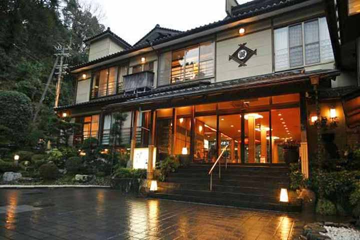 O Sennen-no Yu Koman fica próximo a uma fonte termal e ao santuário Shisho, também é uma propriedade familiar que funciona como hospedaria. 
