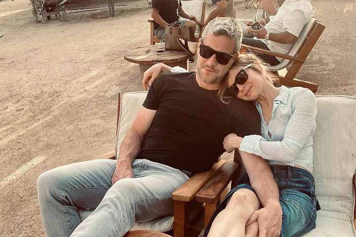 No drama criminal Versões de um Crime, dirigido por Courtney Hunt e ao lado de Keanu Reeves, Zellweger assumiu o papel de Loretta Lassiter, mãe de um adolescente suspeito de assassinar seu pai rico. 