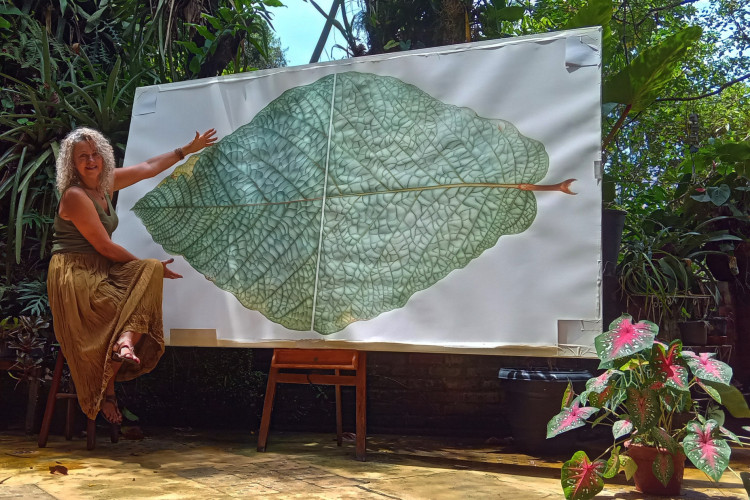 Maria Alice de Rezende mostra um de seus trabalhos