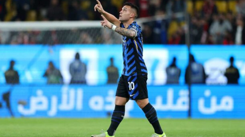 RIYADH, SAUDI ARABIA - JANUARY 06: Lautaro Martinez of FC Internazionale celebrates scoring his team's first goal during the Italian Super Cup Final between FC Internazionale and AC Milan at Kingdom Arena on January 06, 2025 in Riyadh, Saudi Arabia. (Photo by Abdullah Ahmed/Getty Images)