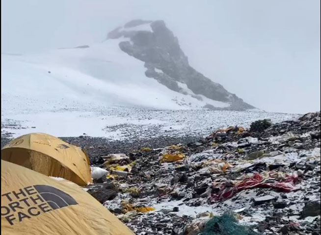 Montanha mais alta do mundo, o Monte Everest, com seu pico a a 8.848 metros de altitude, atrai centenas de alpinistas anualmente. Mas os ambientalistas estão preocupados com a integridade da região por causa do acúmulo monumental de resíduos.
