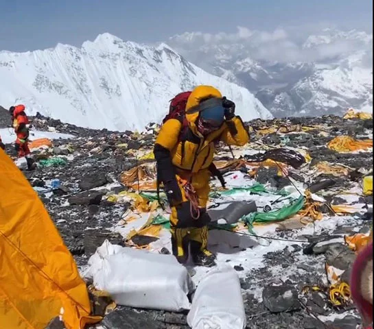 A dificuldade de acesso complica a organização de um sistema eficaz de coleta e reciclagem. O jornal britânico Daily Mail publicou que, anualmente, entre 900 e 1.000 toneladas de resíduos sólidos são levadas ao parque pelos turistas.