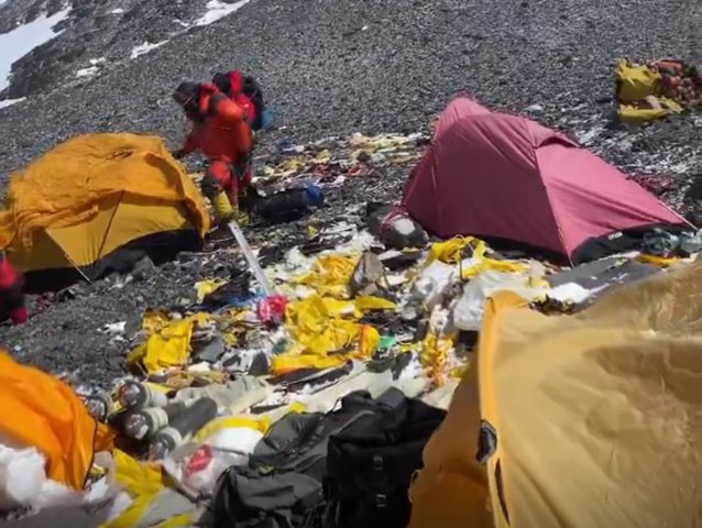Tenzi Sherpa é guia de trekking (caminhada) no Everest desde 2019 e compartilhou um vídeo no Instagram para mostrar o lixão na montanha.