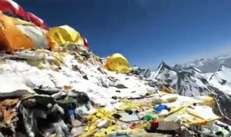 Em entrevista à revista Newsweek, Sherpa disparou: Acho que o governo deveria estabelecer regras rígidas para aqueles que deixam lixo no Everest. E elaborar um projeto de campanha de limpeza mais eficaz.