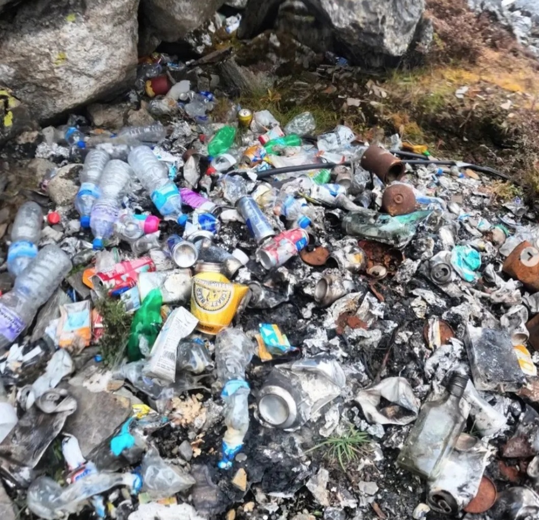 O Exército do Nepal informou que em 2022 removeu  cerca de 34 toneladas de resíduos do Everest e das montanhas  adjacentes. Em 2021 haviam sido 27,6 toneladas.