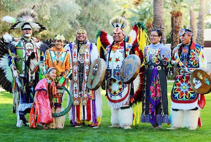 América do Norte
Canadá: Abriga muitas comunidades indígenas, incluindo as Primeiras Nações, Inuit e Métis, que possuem proteção legal e cultural. Povos como os Cree, Mohawk e Inuit estão entre os mais conhecidos. Sua presença é forte em regiões como o norte e áreas rurais, mantendo tradições e línguas vivas.