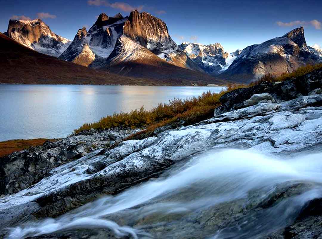 Fiorde The Tasermiut - Groenlândia - Com 70 km de extensão, no sul da Groenlândia, tem assentamentos à sua margem e atrai a passagem de navios que são feitos especialmente para entrar em locais gelados onde outros não conseguiriam. No assentamento Tasiusaq, fundado em 1933, havia cerca de 90 habitantes no Censo local de 2010. E existe um heliporto para transporte aéreo.