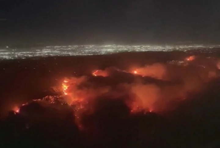 O maior incêndio da história de Los Angeles, na Califórnia, tem provocado destruição em massa na cidade norte-americana, inclusive ameaçando pontos turísticos famosos da região.