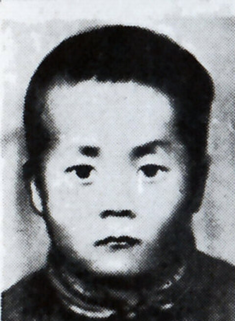 Consta que, ainda pequeno, o atual Dalai Lama reconheceu um lama sênior que havia se disfarçado para observar as crianças e identificou vários itens que haviam pertencido ao 13º Dalai Lama. 