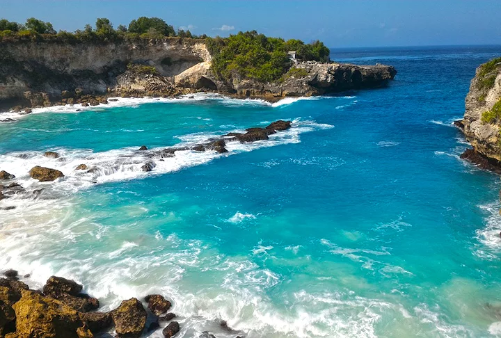 Bali, Indonésia: A ilha conta com templos antigos, terraços de arroz em camadas e florestas tropicais. Além de relaxar nas praias de areia branca e praticar surfe, os viajantes podem explorar mercados vibrantes, desfrutar de uma culinária deliciosa e participar de cerimônias espirituais.