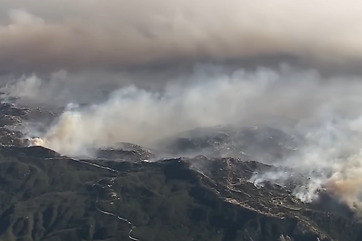 O incêndio se espalhou para a região de Hollywood Hills, que fica ao sudoeste das montanhas de Santa Mônica, ameaçando locais icônicos, um deles a famosa placa de Hollywood.