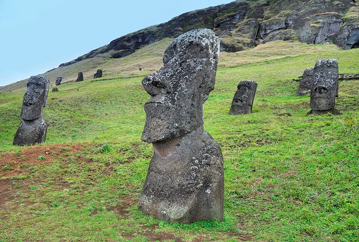Ilha de Páscoa, Chile: A ilha é famosa por suas enigmáticas estátuas de pedra, chamadas de moais. Os visitantes ainda podem explorar vulcões extintos, praias de areia branca e a rica história da civilização Rapa Nui.