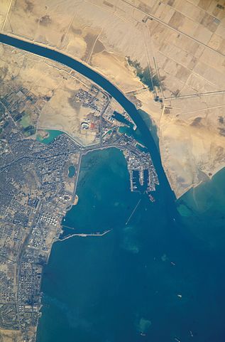 Canal de Suez - Com 160 km de extensão, 170m de largura e 20m de profundidade, fica no Egito e liga o Mar Mediterrâneo ao Mar Vermelho. Permite a navegação entre Europa e Ásia sem necessidade de contornar o sul da África. 