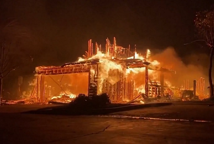 O incêndio já causou cinco mortes, destruiu ao menos 1.900 imóveis e continua sem controle, apesar de um breve alívio nos ventos na manhã desta quinta-feira (08/01).