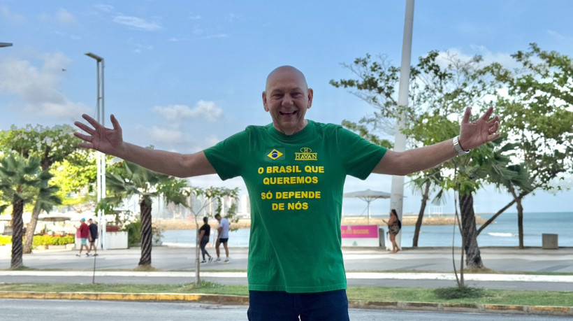 Luciano Hang em foto no calçadão da avenida Beira Mar, em Fortaleza