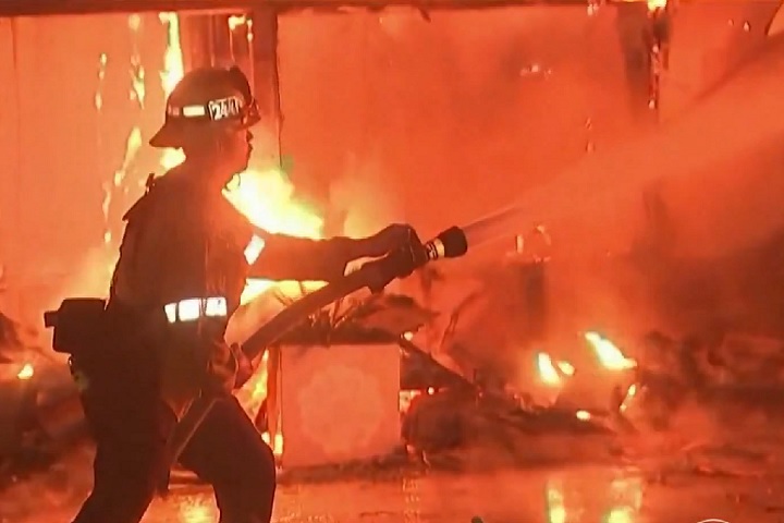 Um dos maiores agravantes tem sido a falta d'água em hidrantes, causada pela pressão reduzida nos sistemas urbanos, projetados apenas para incêndios localizados.