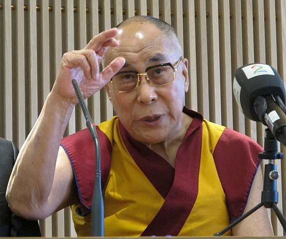 Ele passou décadas trabalhando para obter apoio global para a autonomia linguística e cultural na região, estabelecendo um governo independente no Tibete e se aposentando como líder político, em 2011, para dar lugar a um governo democrático.