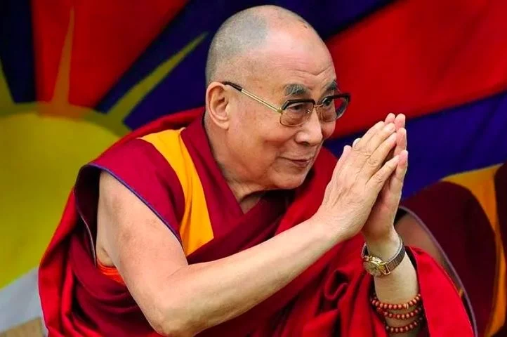 Com quase 90 anos, o Dalai Lama ainda se recupera de uma cirurgia no joelho à qual se submeteu em junho de 2024. Na época, ele deixou sua residência na cidade indiana de Dharamsala para receber tratamento nos Estados Unidos. Não me sinto mal, exceto por um leve desconforto nas pernas, chegou a escrever nas redes sociais.