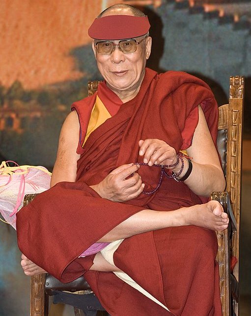 Essa não foi a primeira vez que o Dalai Lama se envolveu em polêmicas. Em outra ocasião, ele afirmou que se uma mulher fosse sucedê-lo, ela “deveria ser mais atraente”.